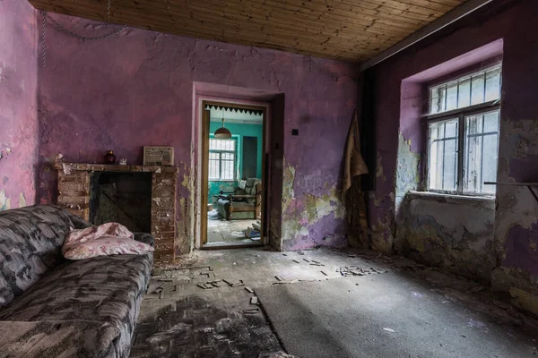 Вид Комнатах Цветными Стенами Старом Заброшенном Доме — стоковое фото