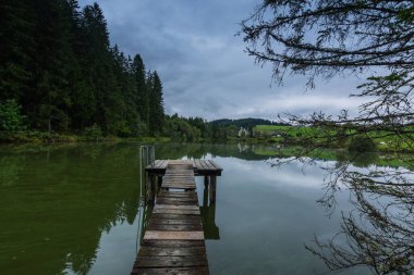 Tatildeyken dağlarda bir gölette eski bir iskelede