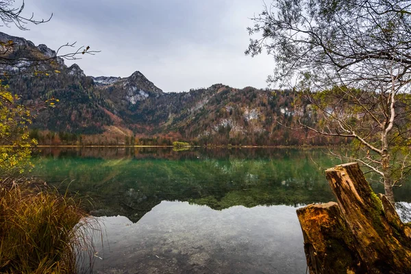 Sonbaharda Bir Dağ Gölünde Yansıyan Renkli Dağlar — Stok fotoğraf