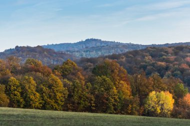 Sonbaharda renkli orman ve tepeler doğada bisiklet sürerken