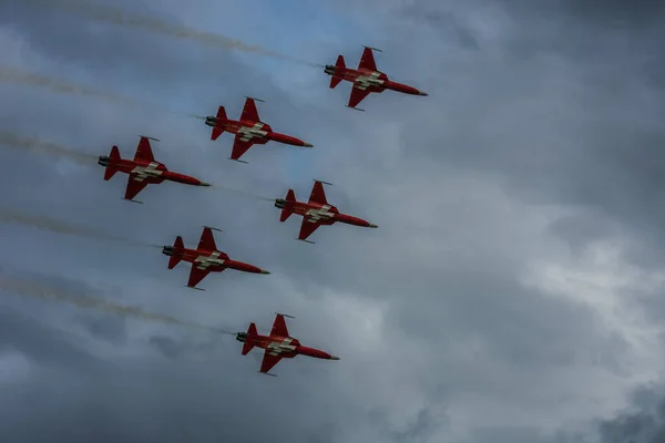 Escuadrón Volador Rojo Blanco Espectáculo Aéreo Cielo Con Nubes —  Fotos de Stock