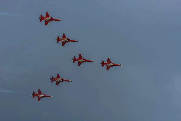 Fliegergeschwader Rot Weiß Mit Formation Bei Flugschau Mit Regenwolken — Stockfoto