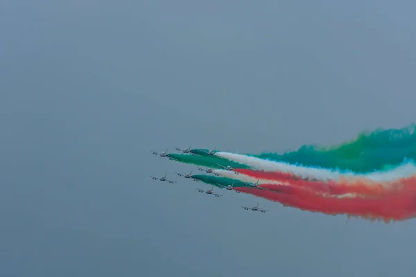 Latający Eskadra Kolorowy Dym Leci Łuk Dna Górę Pokazie Lotniczym — Zdjęcie stockowe