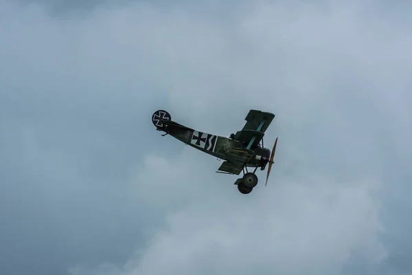 Altes Doppeldeckerflugzeug Bei Einer Flugshow Mit Wolken — Stockfoto