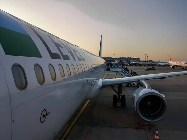 夏休みの出発時に空港で飛行機に乗ると — ストック写真