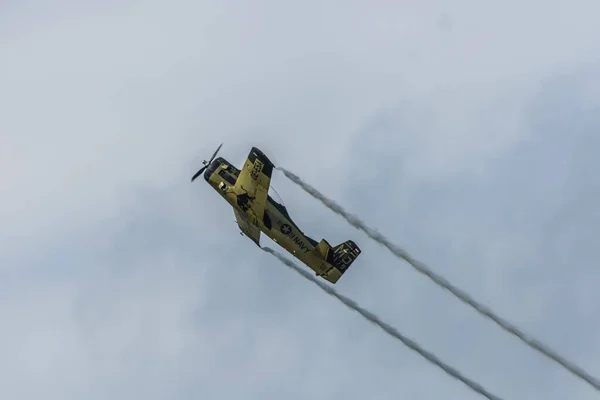 Navi Den Pervaneli Bir Uçak Bir Hava Gösterisinde Geniş Bir — Stok fotoğraf