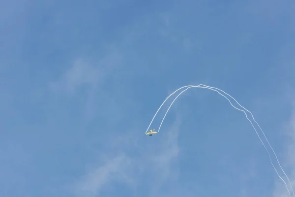 Vliegtuig Met Witte Rook Blauwe Lucht Een Vliegshow — Stockfoto