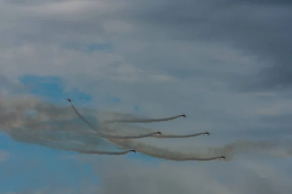 Hava Gösterisinde Dumanlı Uçaklar Uçar Gider Diğerlerini Yer — Stok fotoğraf