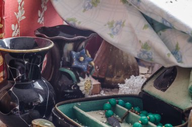 Vazolar ve mücevherler eski terk edilmiş evde.