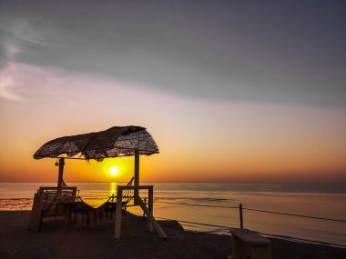 Sahilde hamak sıcak gündoğumu sırasında yaz tatilinde denizden ufukta.