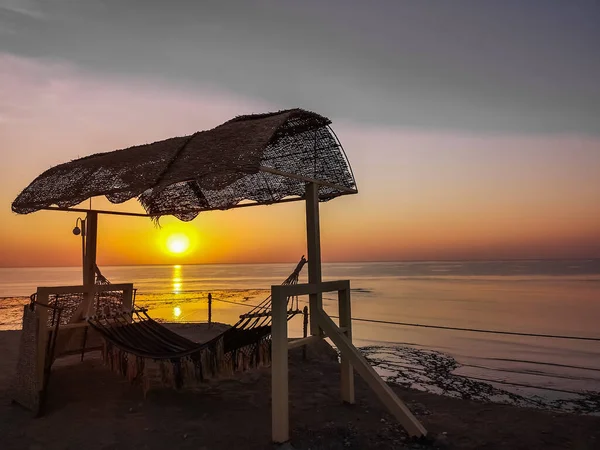 Hängematte Strand Bei Warmem Sonnenaufgang Horizont Aus Dem Meer Ägypten — Stockfoto