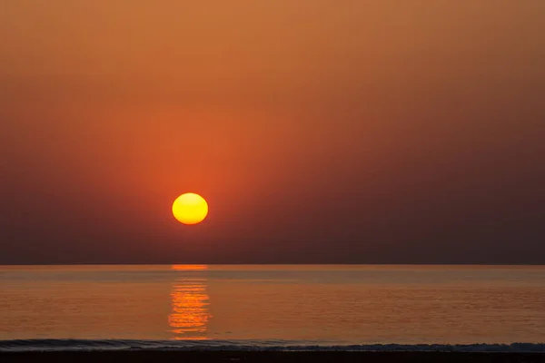 Sol Naranja Cálido Horizonte Desde Mar Olas Suaves — Foto de Stock