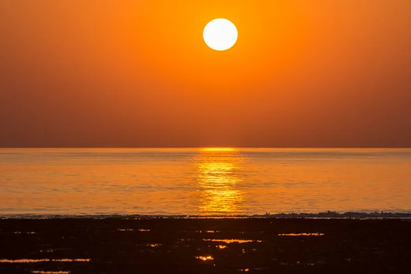 Warme Oranje Zon Horizon Van Zee Ochtend Tijdens Zonsopgang — Stockfoto