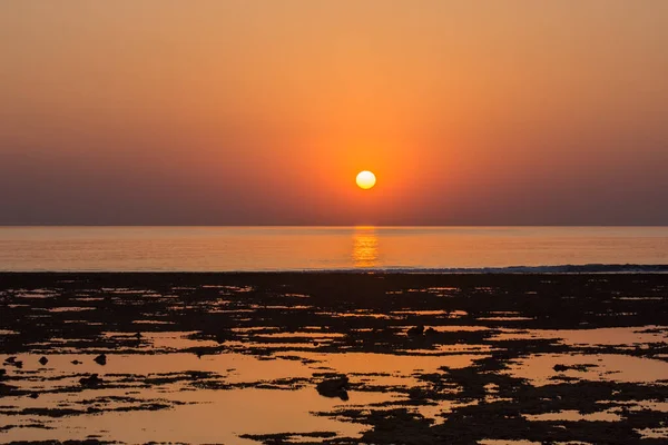 Cálido Sol Naranja Horizonte Desde Mar Corales Oscuros — Foto de Stock