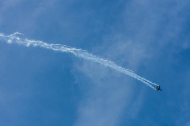 Savaş uçağı, mavi gökyüzü olan bir hava gösterisinde savunma tedbirleriyle yere çakıldı.