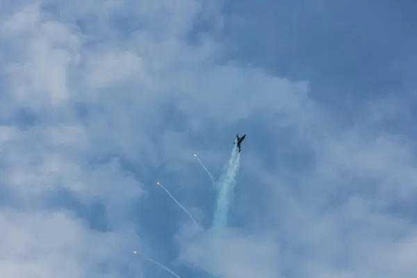 Avion Chasse Vole Raide Spectacle Aérien Avec Ciel Bleu Nuages — Photo