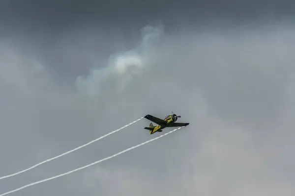 하늘에 방송되는 펠라와 연기를 비행기 — 스톡 사진