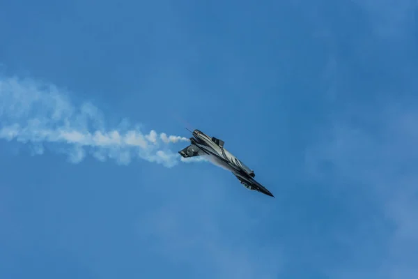 Fighter Plane Flies Upside Air Show Blue Sky — Stock Photo, Image