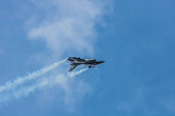 Fighter Plane Flies Upside Blue Sky Air Show — Stock Photo, Image