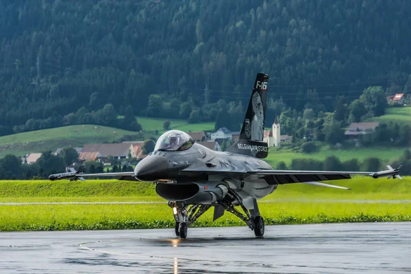 Avión Combate Después Aterrizar Gran Vista Desde Frente Espectáculo Aéreo — Foto de Stock