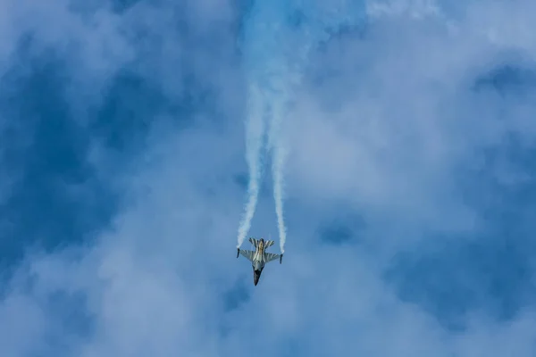 Avión Combate Con Humo Acelera Cielo Azul —  Fotos de Stock