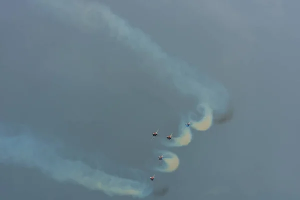 Rookgassen Luchtwervelingen Van Een Vlucht Squadron Een Luchtshow Tijdens Regen — Stockfoto