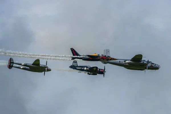 Cuatro Aviones Diferentes Vuelan Uno Cerca Del Otro Cielo Nublado —  Fotos de Stock