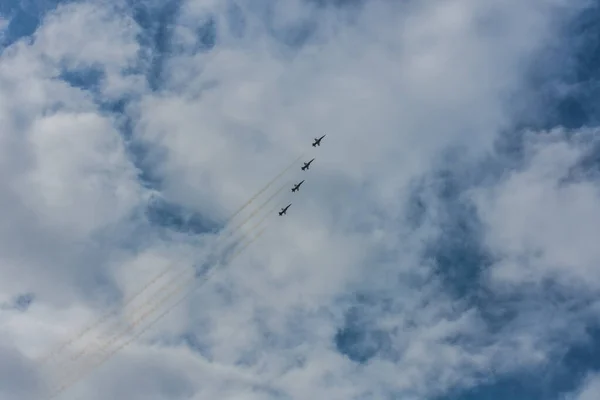 Cuatro Aviones Combate Vuelan Abruptamente Cielo Azul Con Nubes — Foto de Stock