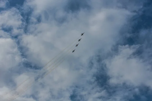 夏天有四架战斗机飞得很快 天空美丽极了 — 图库照片
