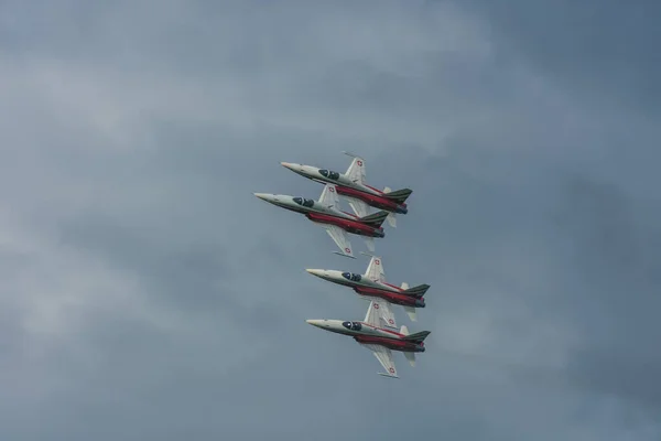 Quatro Aviões Voando Lado Lado Show Aéreo Com Nuvens Chuva — Fotografia de Stock