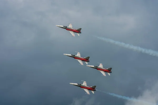 Négy Piros Fehér Repülő Egy Légi Bemutatón Égen Esőfelhőkkel — Stock Fotó