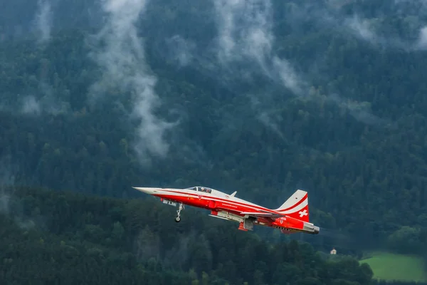 赤い白い飛行機は夏の山の中の航空ショーから始まり — ストック写真