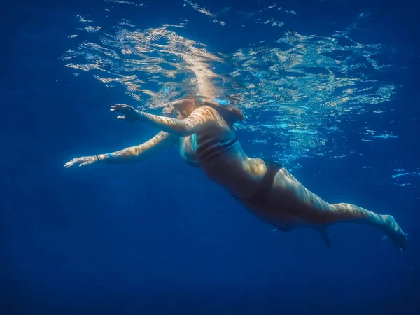Kobieta Bikini Pływa Powierzchni Morzu Wakacjach Lecie — Zdjęcie stockowe