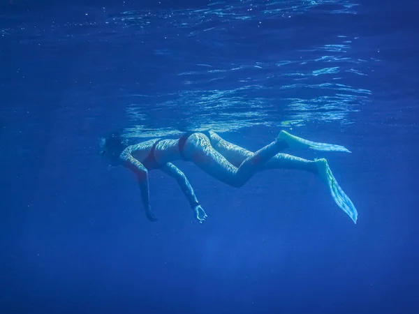 ビキニ姿の女性が休暇中に青い海をシュノーケリング — ストック写真