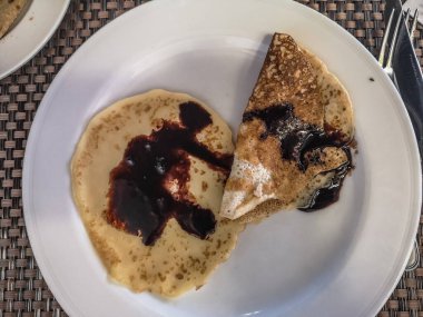 Mısır 'da kahvaltıda çikolata soslu gözleme.