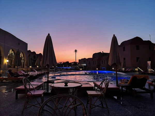 Басейн Пляжними Парасольками Синя Година Після Заходу Сонця Відпустці Єгипті — стокове фото