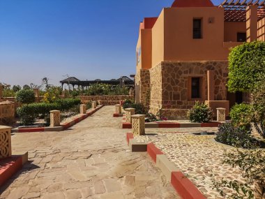 Tatilde Mısır 'da bir tatil beldesinde fener ve bungalovlu yollar