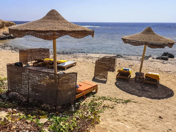 Παραλία Στη Θάλασσα Ομπρέλα Στην Αίγυπτο Για Διακοπές — Φωτογραφία Αρχείου