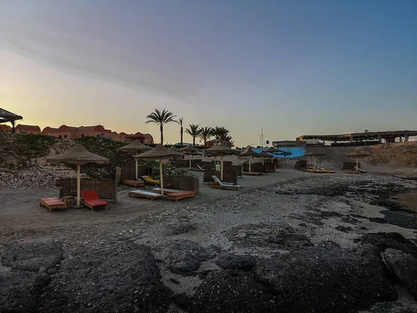 Strand Mit Liegestühlen Und Bungalows Ägypten Sommer — Stockfoto