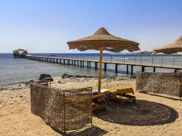 Lugar Praia Com Espreguiçadeiras Guarda Sóis Mar Egito — Fotografia de Stock