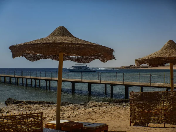 Пляж Песчаными Причалами Зонтиками Египте Летом — стоковое фото