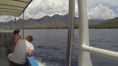 Endonezya 'da tatilde olan motorlu tekne.