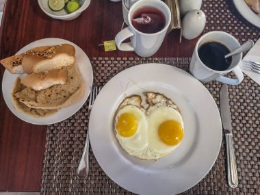 Mısır 'da deniz kenarında lezzetli bir kahvaltı.