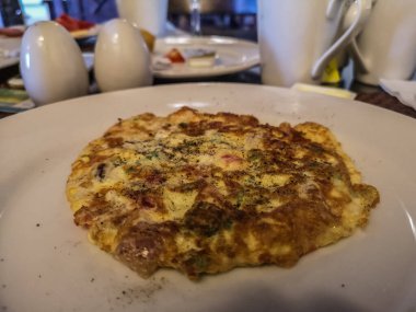 Mısır manzaralı, sebzeli omlet.