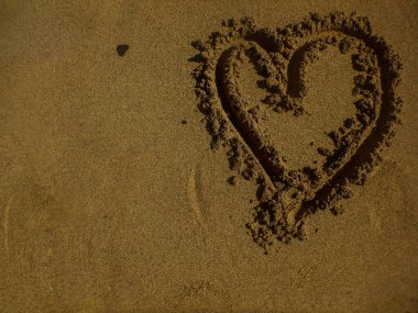 Kalbin yumuşak kumsalda güneşli bir sahilde tatilde