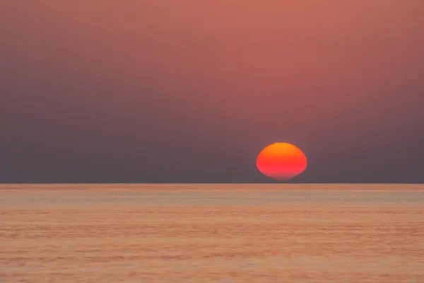 Sol Rojo Horizonte Desde Mar Mientras Amanece Vacaciones Verano — Foto de Stock