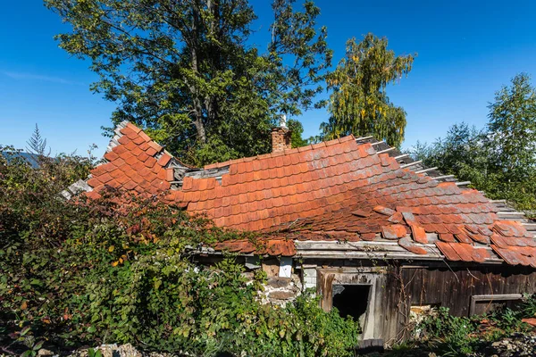 Telhado Desmoronado Uma Casa Abandonada País — Fotografia de Stock