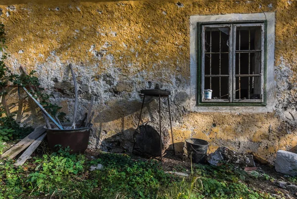 Fachada Amarela Com Uma Janela Objetos Uma Antiga Casa Nas — Fotografia de Stock