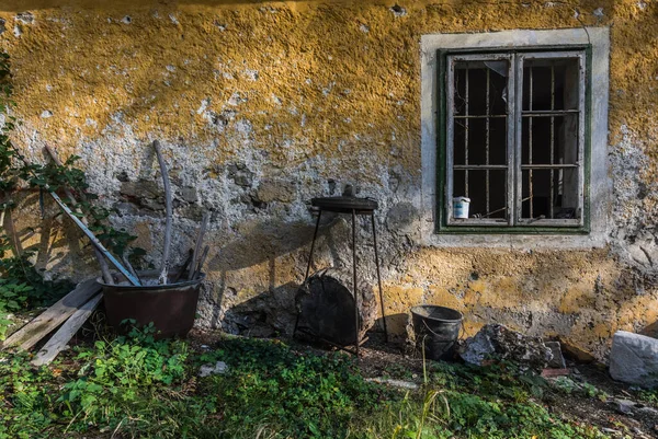 Facciata Gialla Con Finestra Oggetti Una Vecchia Casa Montagna — Foto Stock