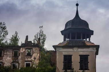 Kule manzaralı harap bir kale.
